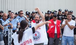 İzmir Büyükşehir Belediyesinin işten çıkardığı işçiler, uzlaşmaya varılması sonrası eylemlerini sonlandırdı