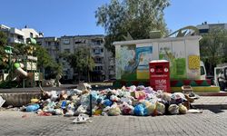 İzmir Karşıyaka'da temizlik araçları arızalanınca bazı noktalarda çöp yığınları oluştu