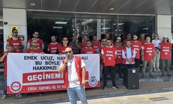 İzmir'de Karşıyaka Belediyesi işçileri maaşlarını alamadıkları gerekçesiyle eylem yaptı