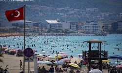 İzmir'de sıcak havadan bunalanlar sahillere akın etti