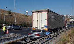 İzmir'de tıra çarpan otomobildeki 1 kişi öldü, 1 kişi yaralandı