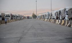 Kavurucu sıcaklar Habur Sınır Kapısı'ndan Irak'a yük taşıyan tır şoförlerini de olumsuz etkiliyor