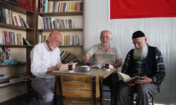 Kitapla buluşturulan cami altındaki çay ocağı adeta kültür merkezine dönüştü