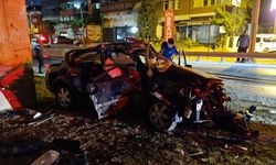 Kocaeli'de köprü ayağına çarpan otomobildeki 2 kişi ağır yaralandı