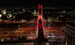 Kocaeli'de üst geçitler 'Terörsüz Türkiye'ye destek için Türk bayrağının renkleriyle ışıklandırıldı