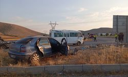 Konya'da tarım işçilerini taşıyan minibüs ile otomobilin çarpışması sonucu 16 kişi yaralandı