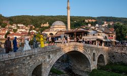Kosova'da tiyatro sanatçılarının canlı heykel performansı ilgiyle izlendi