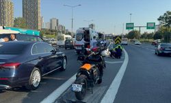 Küçükçekmece'de otomobilin çarptığı motosikletli yaralandı