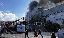 Malatya'da hırdavat mağazasında çıkan yangına müdahale ediliyor