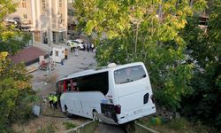 Maltepe'de köprülü kavşaktan şarampole düşen otobüsteki 8 kişi yaralandı