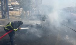 Mardin'de seyir halindeyken alev alan otomobil kullanılmaz hale geldi