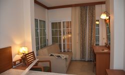 Marmaris'te darbecilerin 15 Temmuz'da zarar verdiği otel odasındaki izler muhafaza ediliyor