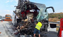 Mersin'de yolcu otobüsünün tıra çarpması sonucu 9 kişi yaralandı