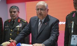 Milli Savunma Bakanı Güler'den IDEF 2025'te 'Aile Yılı Standı'na ziyaret: