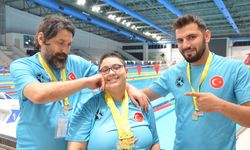 Otizmli ve işitme engelli yüzücü yeni başarılara babasıyla hazırlanıyor
