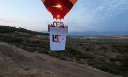 Pamukkale'de sıcak hava balonları Türk bayraklarıyla gökyüzünde süzüldü
