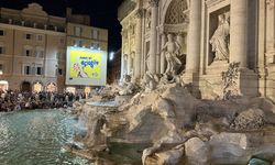 Roma'da tarihi Trevi Çeşmesi'nin ışıkları Gazze için söndürüldü