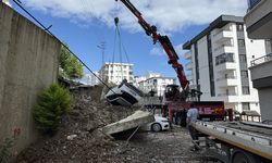 Samsun'da istinat duvarının yıkılması sonucu 4 araç hasar gördü