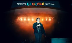 Şarkıcı Gökhan Türkmen, Van Kültür Yolu Festivali'nde konser verdi