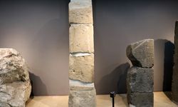 Sivas Arkeoloji Müzesinde sergilenen stelde, Hititlerden 4 kuşağa ait bilgiler yer alıyor