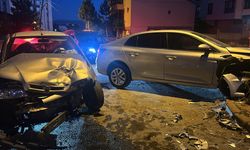 Sivas'ta iki otomobilin çarpıştığı kazada 6 kişi yaralandı