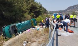 Sivas'ta minibüsün devrilmesi sonucu 13 kişi yaralandı