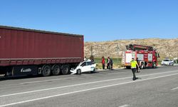 Sivas'ta otomobilin tıra çarptığı kazada 1 çocuk öldü, 5 kişi yaralandı