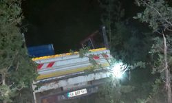 Sivas'ta şarampole devrilen kamyondaki 3 kişi yaralandı