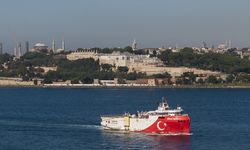 Somali'deki görevini tamamlayan Oruç Reis Sismik Araştırma Gemisi, İstanbul Boğazı'ndan geçiyor