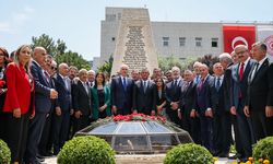 TBMM Başkanı Kurtulmuş, 15 Temmuz'da Meclis'te bombalanan alanlara karanfil bıraktı