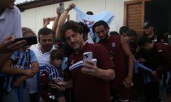 Trabzonsporlu futbolcular Erzurum'da yağmurlu havada taraftarıyla buluştu