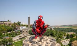 Türkiye'yi gezen 'Örümcek Adam' Diyarbakır'da