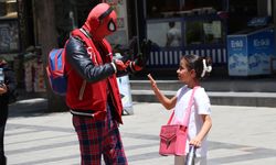 Türkiye'yi gezen 'Örümcek Adam' Siirt'te