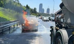 Üsküdar'da bir otomobil yandı