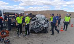 Yozgat'ta otomobil ile kamyonun çarpıştığı kazada 3 kişi öldü, 2 kişi yaralandı