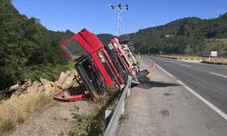 Zonguldak'ta devrilen tomruk yüklü tırın sürücüsü kazadan yara almadan kurtuldu