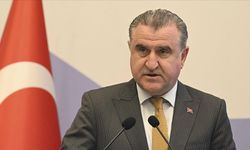 Gençlik ve Spor Bakanı Bak, Diyarbakır'da "Gösteri Maçı"nda sahaya çıktı
