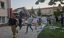 Balıkesir Sındırgı’da Deprem: 3 Katlı Bina Yıkıldı, 5 Kişi Kurtarıldı