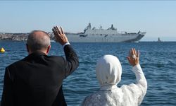 Erdoğan, TEKNOFEST Mavi Vatan kapsamında İstanbul Boğazı'ndan geçiş yapan Türk donanmasının seçkin gemilerini Dolmabahçe