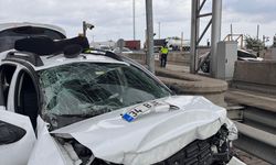 Adana'da otoyol gişesinin beton blokuna çarpan araçtaki 1 kişi öldü, 4 kişi yaralandı