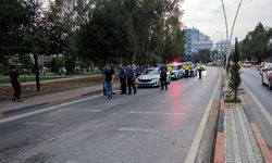 Adana'da refüje ve aydınlatma direğine çarpan motosikletin sürücüsü öldü