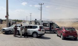 Adıyaman'da iki otomobilin çarpıştığı kazada 5 kişi yaralandı