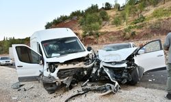 Adıyaman'da minibüs ile otomobilin çarpıştığı kazada 5 kişi yaralandı