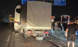 Afyonkarahisar'da kamyonetin yolcu otobüsüne çarpması sonucu 7 kişi yaralandı