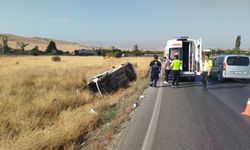 Amasya'da devrilen hafif ticari araçtaki 2 kişi yaralandı