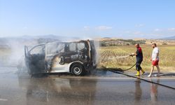 Amasya'da seyir halindeyken alev alan panelvan kullanılmaz hale geldi