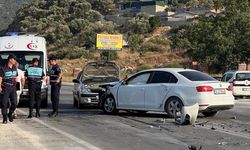 Antalya'da 3 otomobilin çarpışması sonucu 7 kişi yaralandı