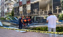 Antalya'da bir apartmanın reklam panolarının bulunduğu dış cephe kaplaması düştü