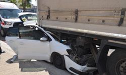 Antalya'da park halindeki tıra çarpan otomobildeki 4 kişi yaralandı