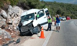 Antalya'da tur minibüsünün kayalıklara çarpması sonucu 17 kişi yaralandı